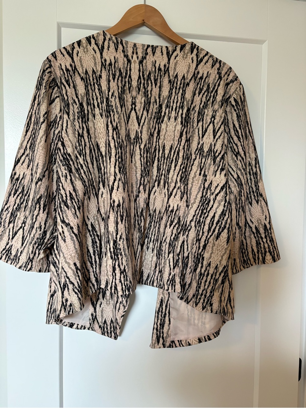 Jules & Leopold Blush Jacket with Black Abstract Print - Picture 4 of 7
